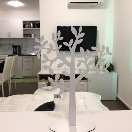 Modern Center Studio Under The Castle II Free Parking Apartment Ljubljana Exterior photo